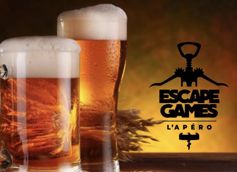 Deux bières blondes sur la table d'un bar